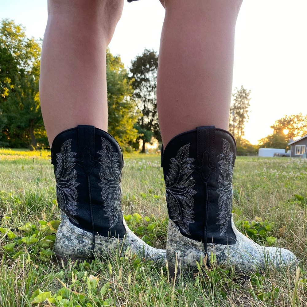 Youth size 2 Girls Roper Boots